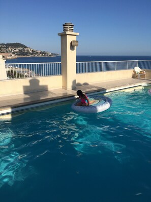 Utendørsbasseng og et basseng på takterrassen