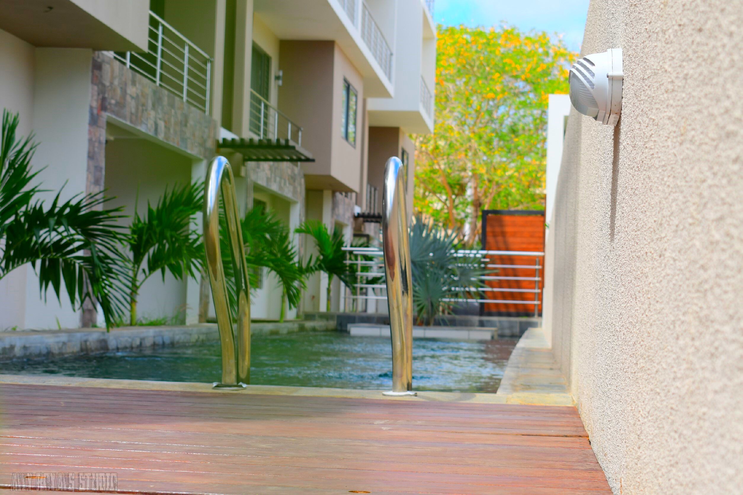 Una piscina al aire libre