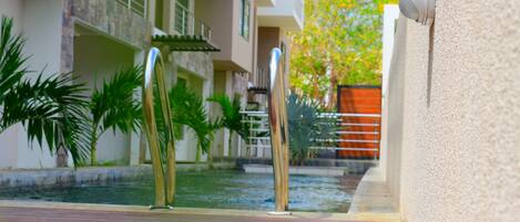 Una piscina al aire libre