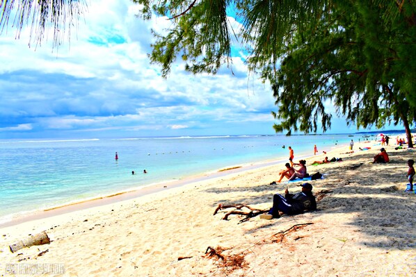Plage à proximité, chaises longues, serviettes de plage