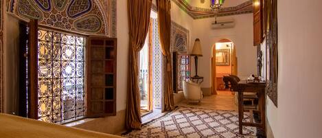 Surmatelas, coffres-forts dans les chambres, décoration personnalisée