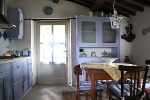 Fridge, microwave, stovetop, coffee/tea maker - FARMHOUSE MONTESALCE-BLUE APARTMENT (Gubbio)