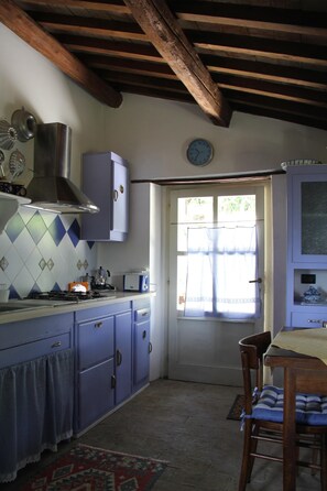 Réfrigérateur, micro-ondes, plaque de cuisson, cafetière/bouilloire