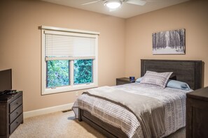 5 bedrooms, iron/ironing board, free WiFi, bed sheets