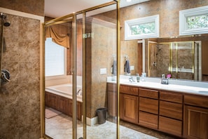 Ensemble baignoire-douche, baignoire à remous, séchoir à cheveux