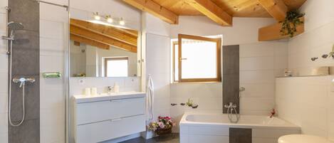 Baignoire, séchoir à cheveux, bidet, serviettes fournies