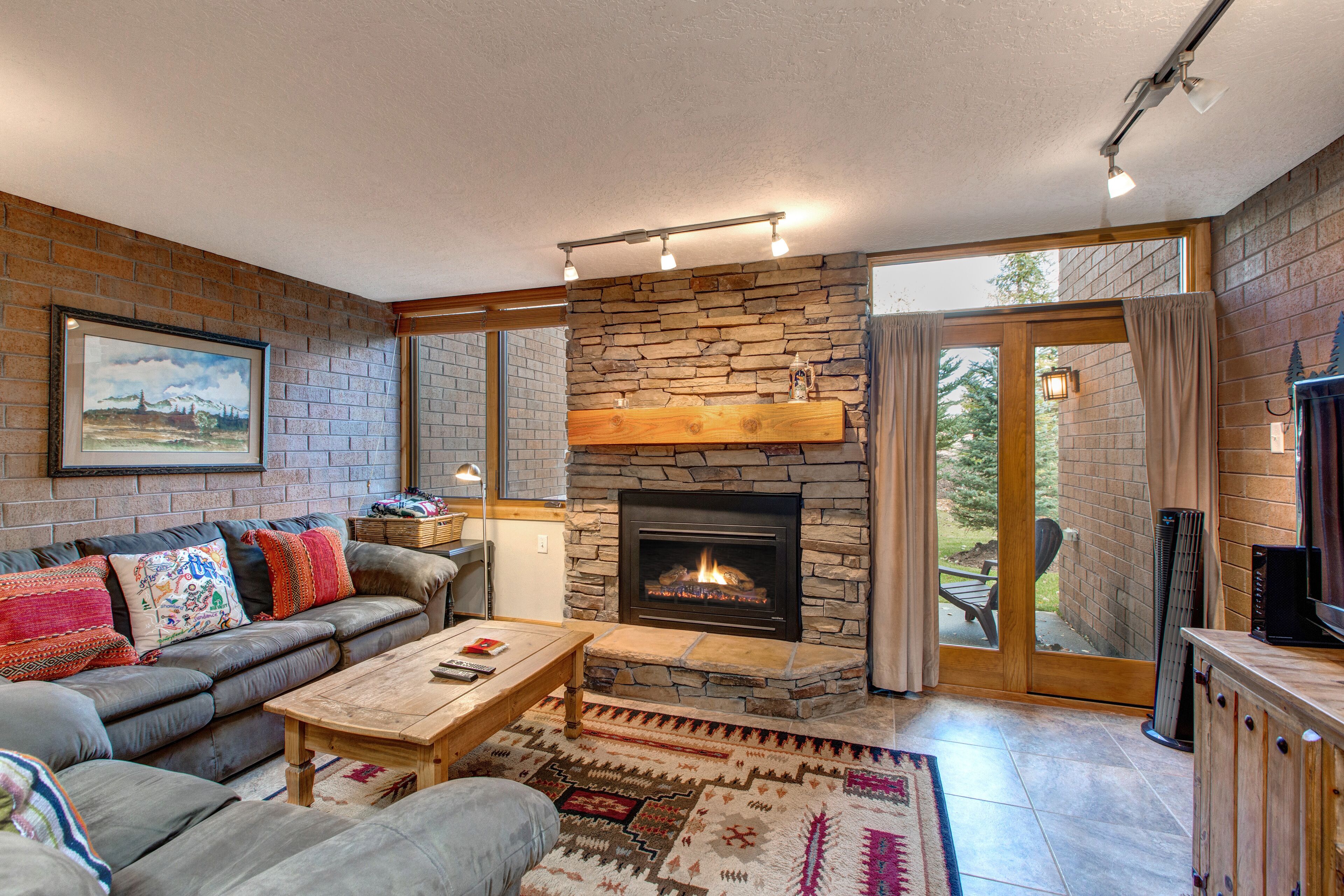 Great Location, Year-Round Recreation & Luxury Community Amenities! Park City Captain Molly Retreat