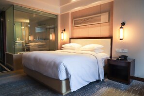 Ropa de cama de alta calidad, minibar, caja fuerte y escritorio