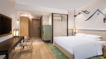 1 King Bed, Large Room | Premium bedding, minibar, in-room safe, desk