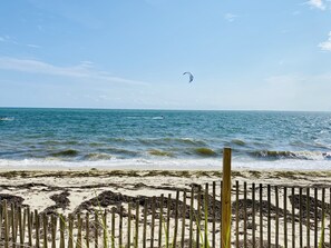 En la playa, camastros y toallas de playa