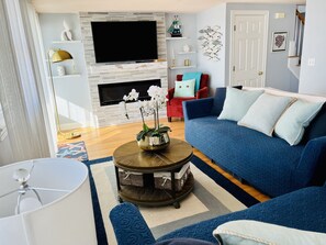 Älytelevisio, takka, videopelejä, leluja