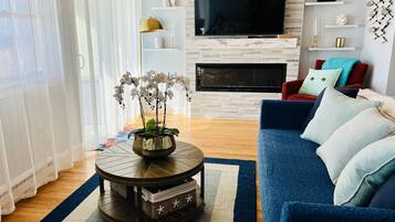 TV connectée, cheminée, jeux vidéo, jouets