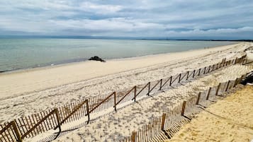 Plage, chaises longues, serviettes de plage