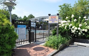 Property grounds - Pet Friendly 2BR Townhouse Downtown Rehoboth Beach w/ Pool & Parking (Rehoboth Beach)