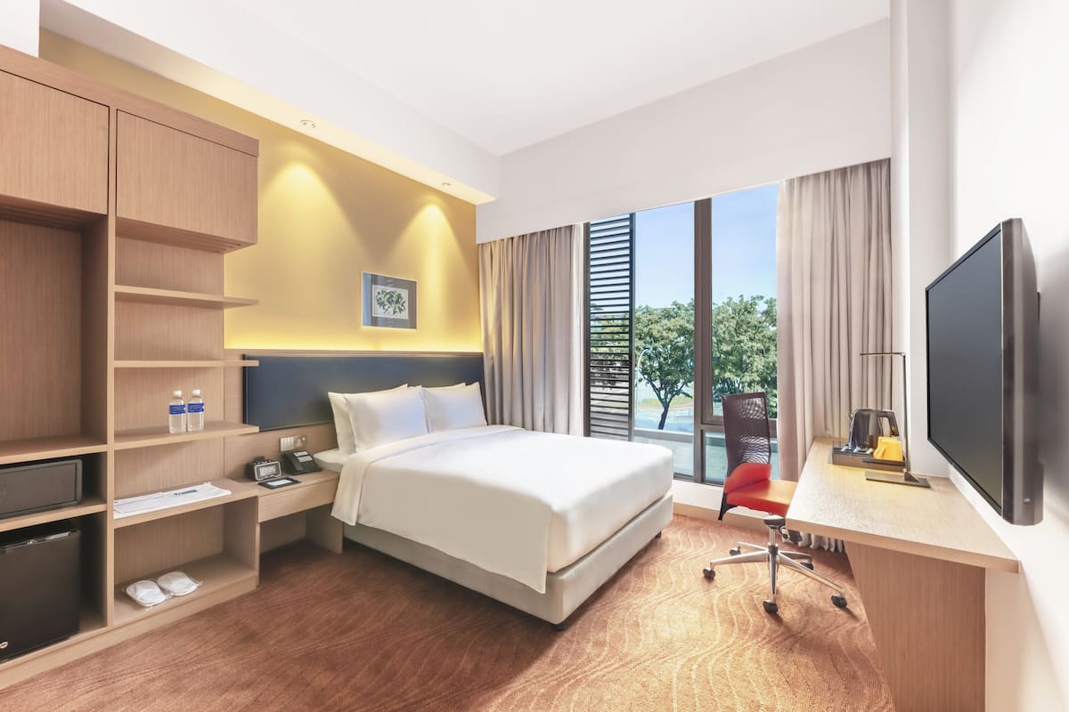 standard room, 1 queen bed (with free breakfast) | 1 bedroom, premium bedding, in-room safe, desk