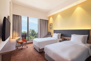 Standaard kamer, 2 eenpersoonsbedden (High Floor with Free Breakfast) | Luxe beddengoed, een kluis op de kamer, een bureau, een laptopwerkplek