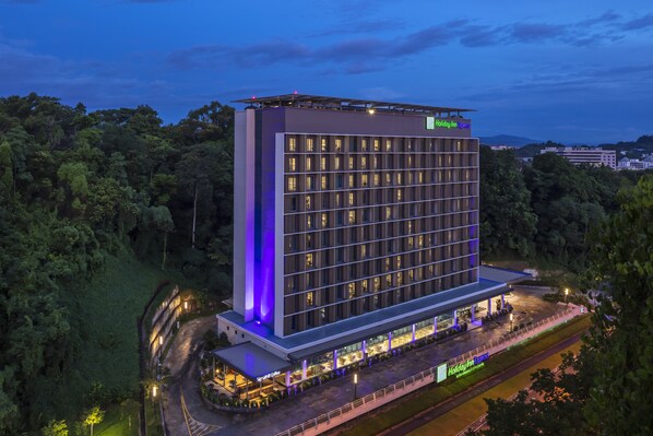 A modern hotel with a flat roof, multiple floors, and a well-lit facade. - Holiday Inn Express Kota Kinabalu City Centre by IHG (Kota Kinabalu)