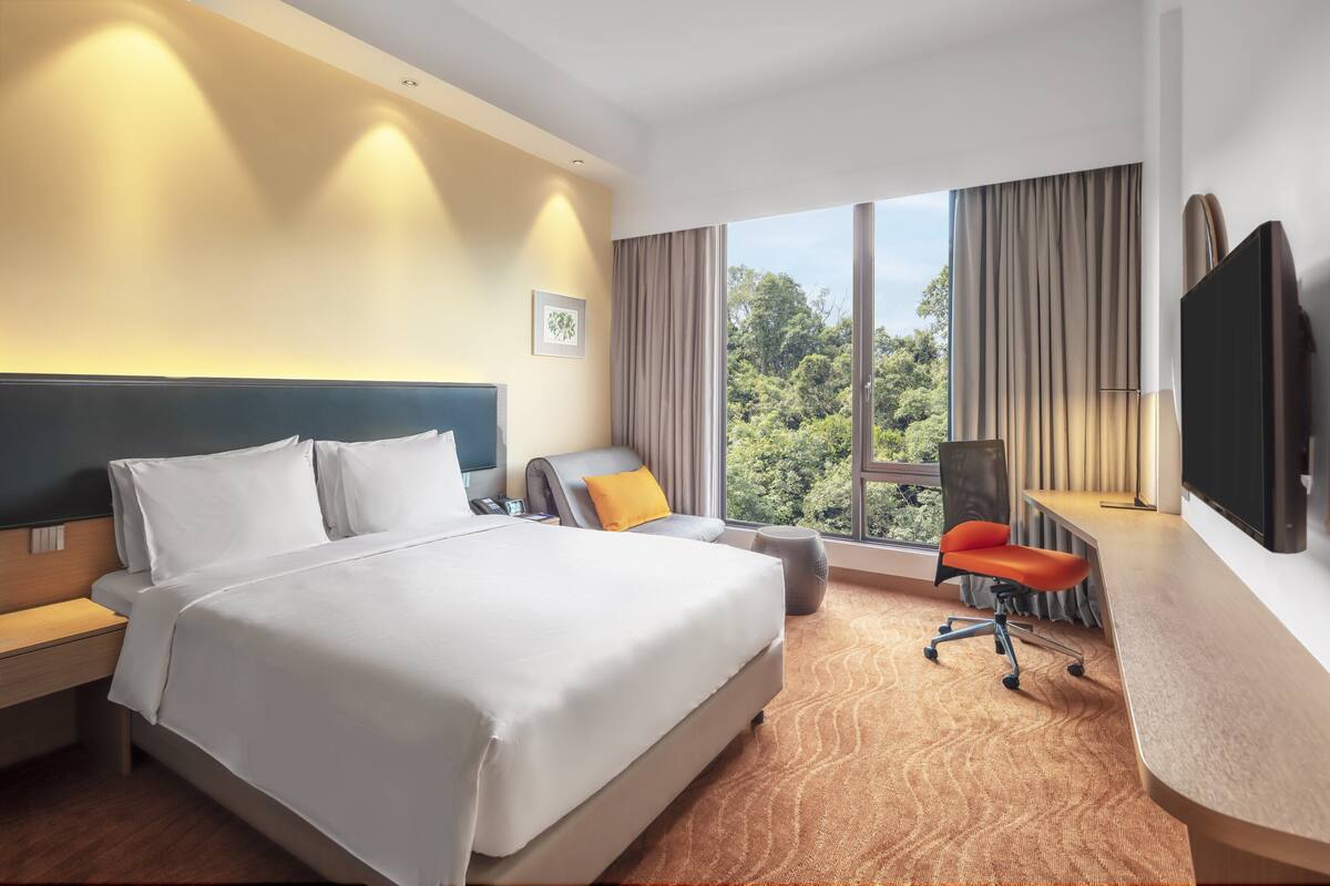 standard room, 1 queen bed with sofa bed (with free breakfast) | 1 bedroom, premium bedding, in-room safe, desk