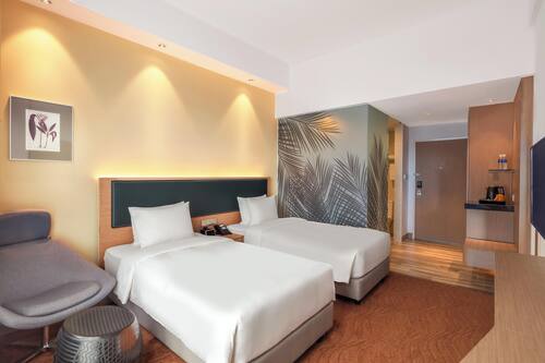 Standaard kamer, 2 eenpersoonsbedden (High Floor with Free Breakfast) | Luxe beddengoed, een kluis op de kamer, een bureau, een laptopwerkplek
