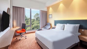 Ylelliset vuodevaatteet, tallelokero huoneessa, työpöytä