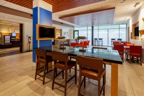Breakfast meal - Holiday Inn Express & Suites Brunswick - Harpers Ferry Area by IHG (Knoxville)