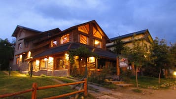 Voorkant accommodatie - avond/nacht