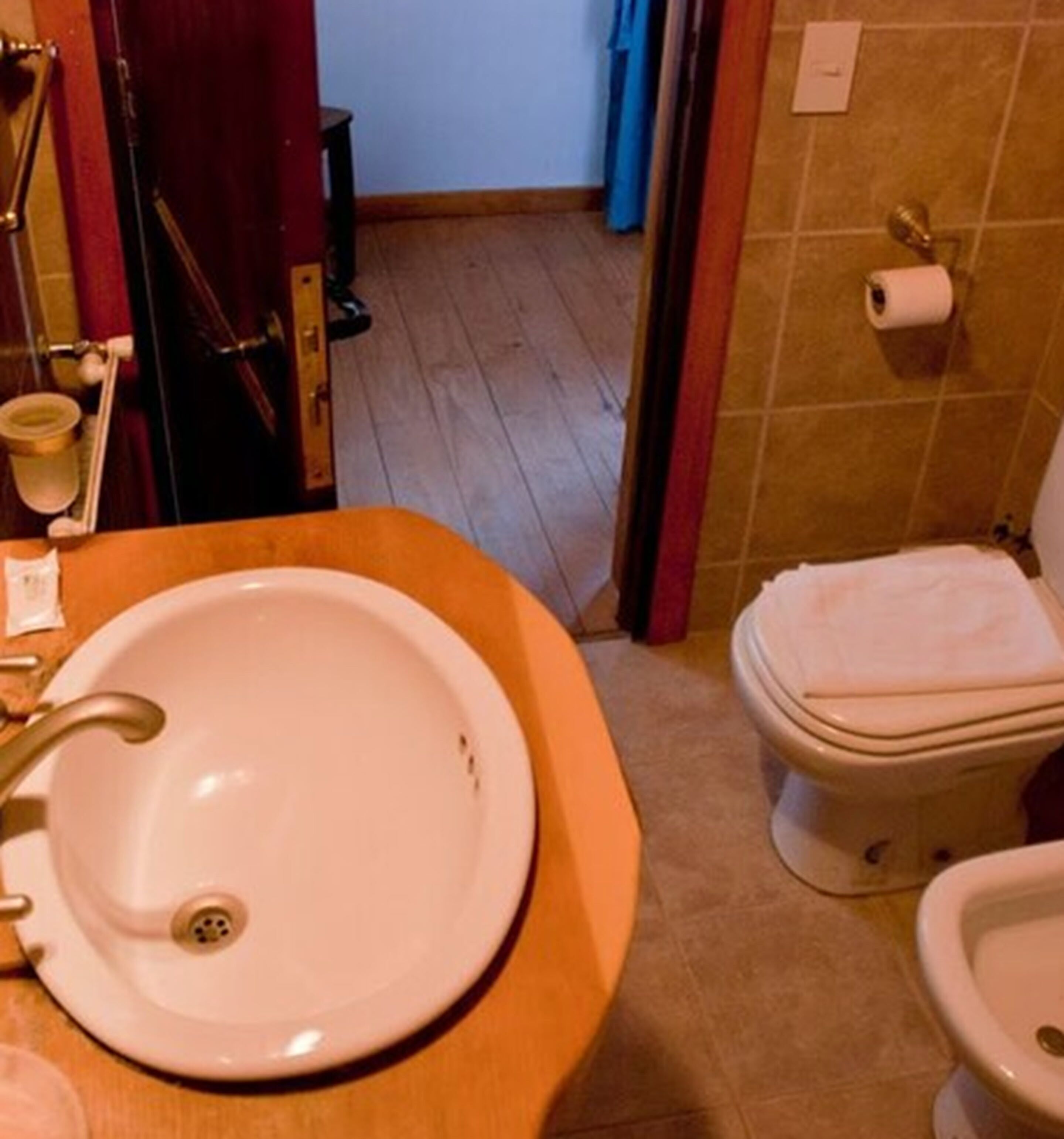Une salle de bain équipée d’un lavabo, de toilettes et d’un bidet.