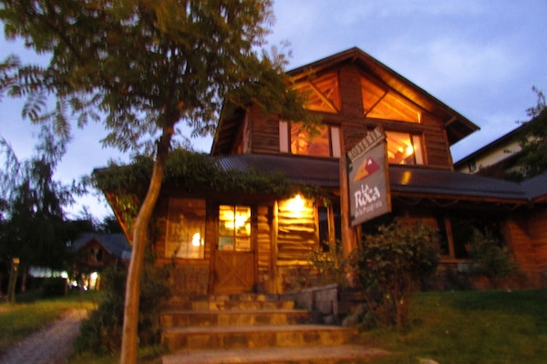 Façana frontal de l'allotjament (vespre/nit)