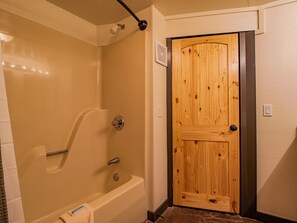 Combined shower/bathtub, towels - 'First Chair Vista' - Walk Directly onto Slopes! (Sugar Mountain)