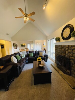 Fernseher, Kamin, Tischtennisplatte