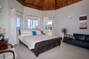 7 sovrum, värdeförvaringsskåp på rummet och skrivbord