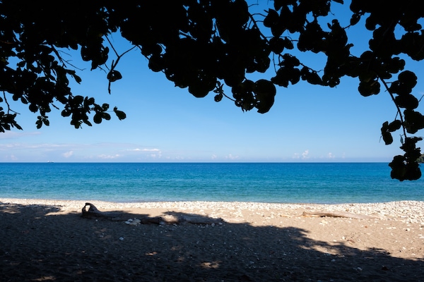 En la playa, sillas reclinables de playa, toallas de playa