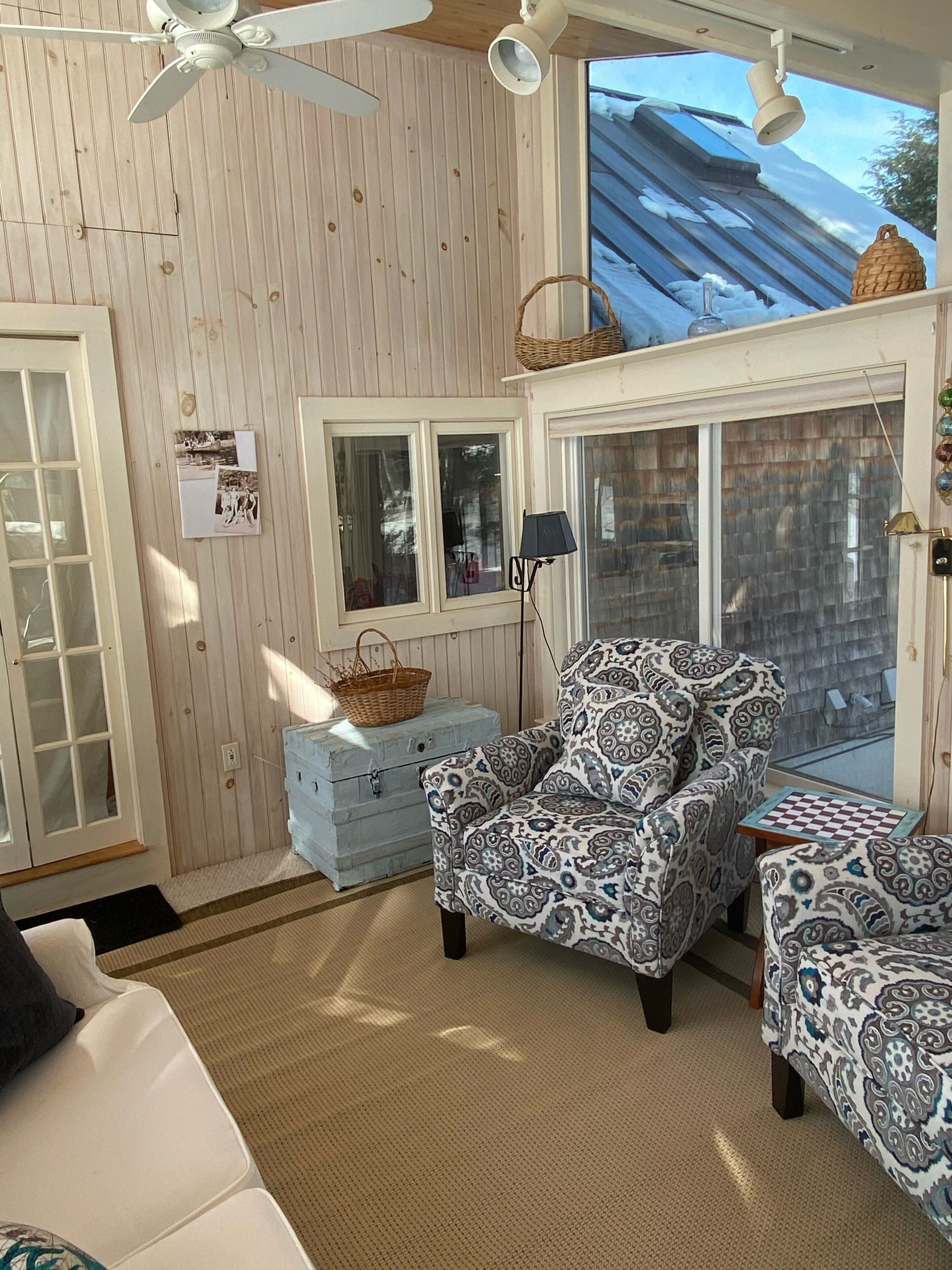 Téléviseur connecté, foyer, jeux vidéo, lecteur de DVD