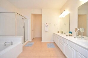 Apartamento ejecutivo, 3 habitaciones | Baño | Artículos de higiene personal gratuitos y toallas