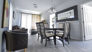 Suite – deluxe, 3 soverom | Spiseområde på rommet