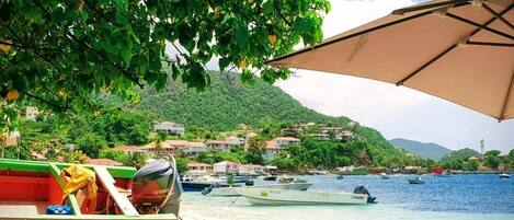 Playa en los alrededores, camastros y toallas de playa