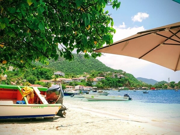 Playa en los alrededores, camastros y toallas de playa 