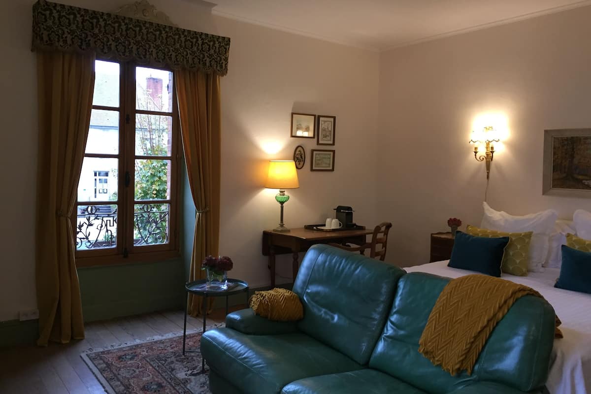 Habitación doble | Ropa de cama de alta calidad, colchones viscoelásticos, escritorio