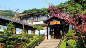 A traditional Japanese building with a wooden staircase leading to a covered entrance. - Freestyle A Sun Yat-san Memorial Hall (Taipei)