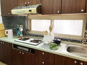Phòng (B) | Bếp riêng | Tủ lạnh nhỏ, bếp nấu, dụng cụ pha cà phê/trà 