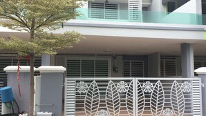 A modern two-story house with a decorative metal gate featuring leaf patterns. - Ipoh Paradise Homestay Station 18 (Ipoh)