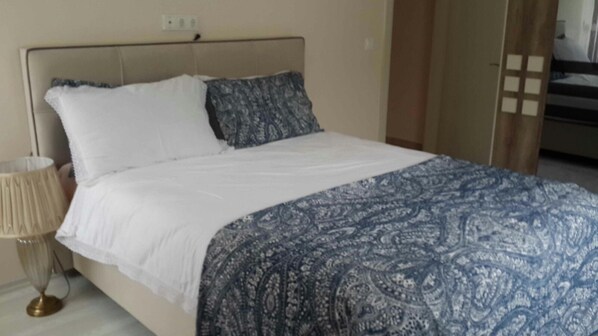 Schreibtisch, laptopgeeigneter Arbeitsplatz, kostenloses WLAN