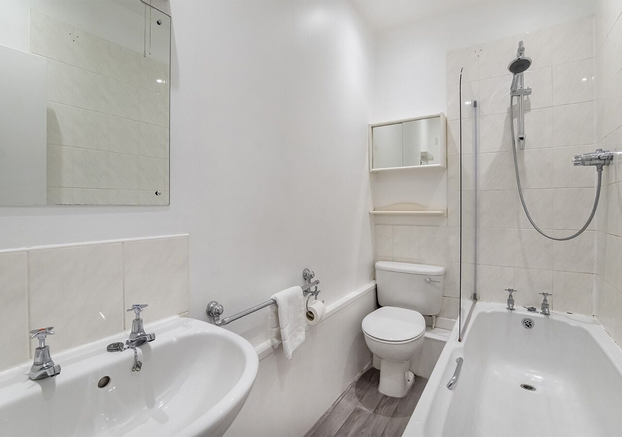 Secador de cabelo, toalhas de banho, papel higiênico 