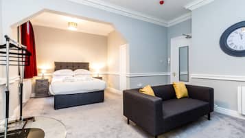 Een 32-inch flatscreentelevisie met digitale zenders en een televisie