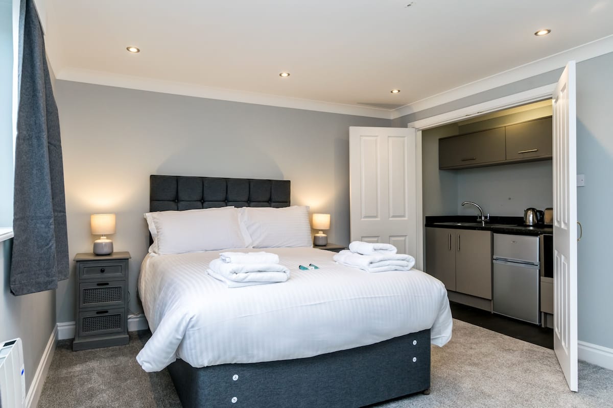 1 bedroom, individually decorated, individually furnished