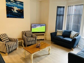 Apartment, Ensuite | Living area | TV, heated floors - Callerton House (Newcastle-upon-Tyne)
