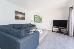 Condo | Living room | Flat-screen TV, DVD player - 2077 Beachwood (Fernandina Beach)