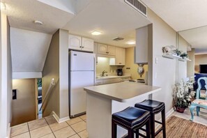 Huoneisto | Yksityinen keittiö | Liesi, astianpesukone, keittoastiat/astiat/ruokailuvälineet