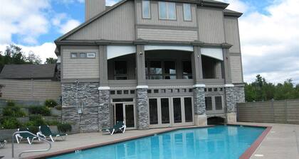 Enjoy our ski in ski out condo. Located mid-mountain at Solitude Peak!