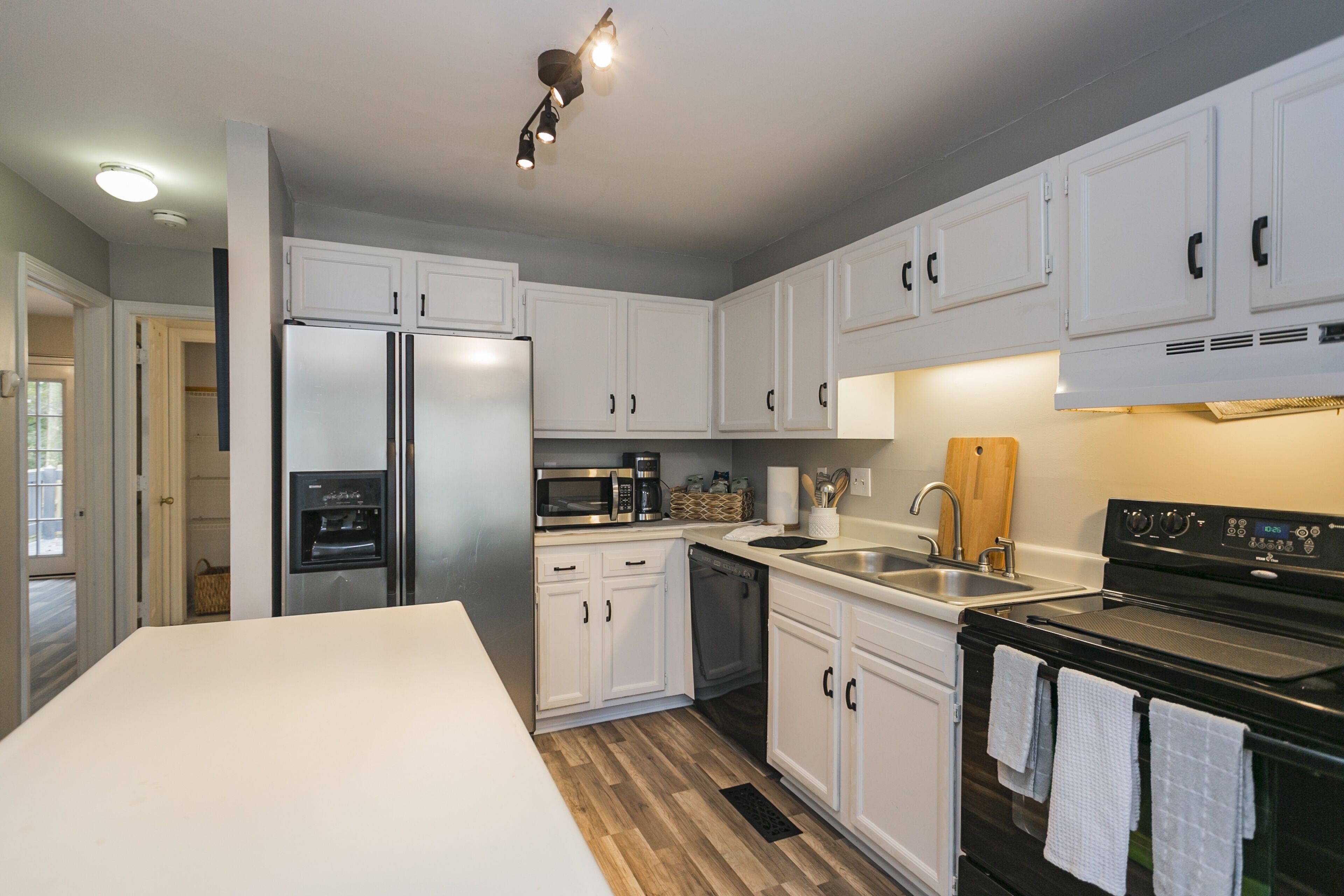 Modern Loft/ Minutes from the Airport- Full remodel on bathrooms and Kitchen